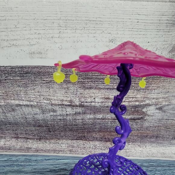 Monster high decor table only purple and pink plastic - Picture 3 of 6